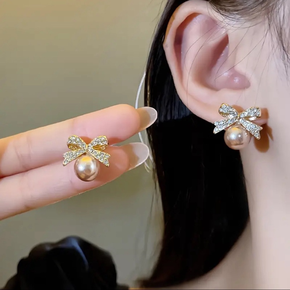 NWT! Vintage Elegance Pearl & Rhinestone Bow Stud Earrings - Chic Alloy Jewelry.